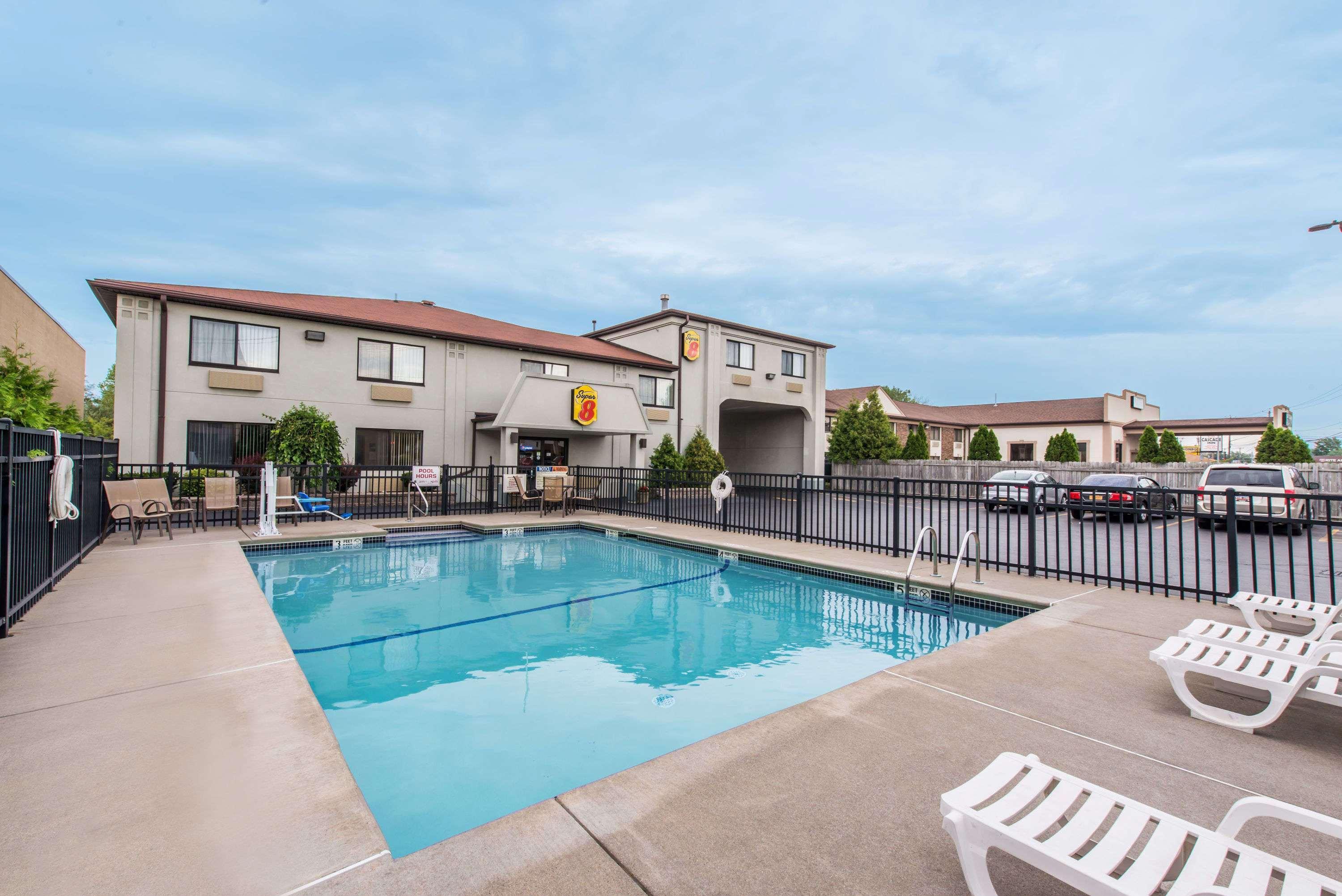Super 8 By Wyndham Niagara Falls Exterior photo