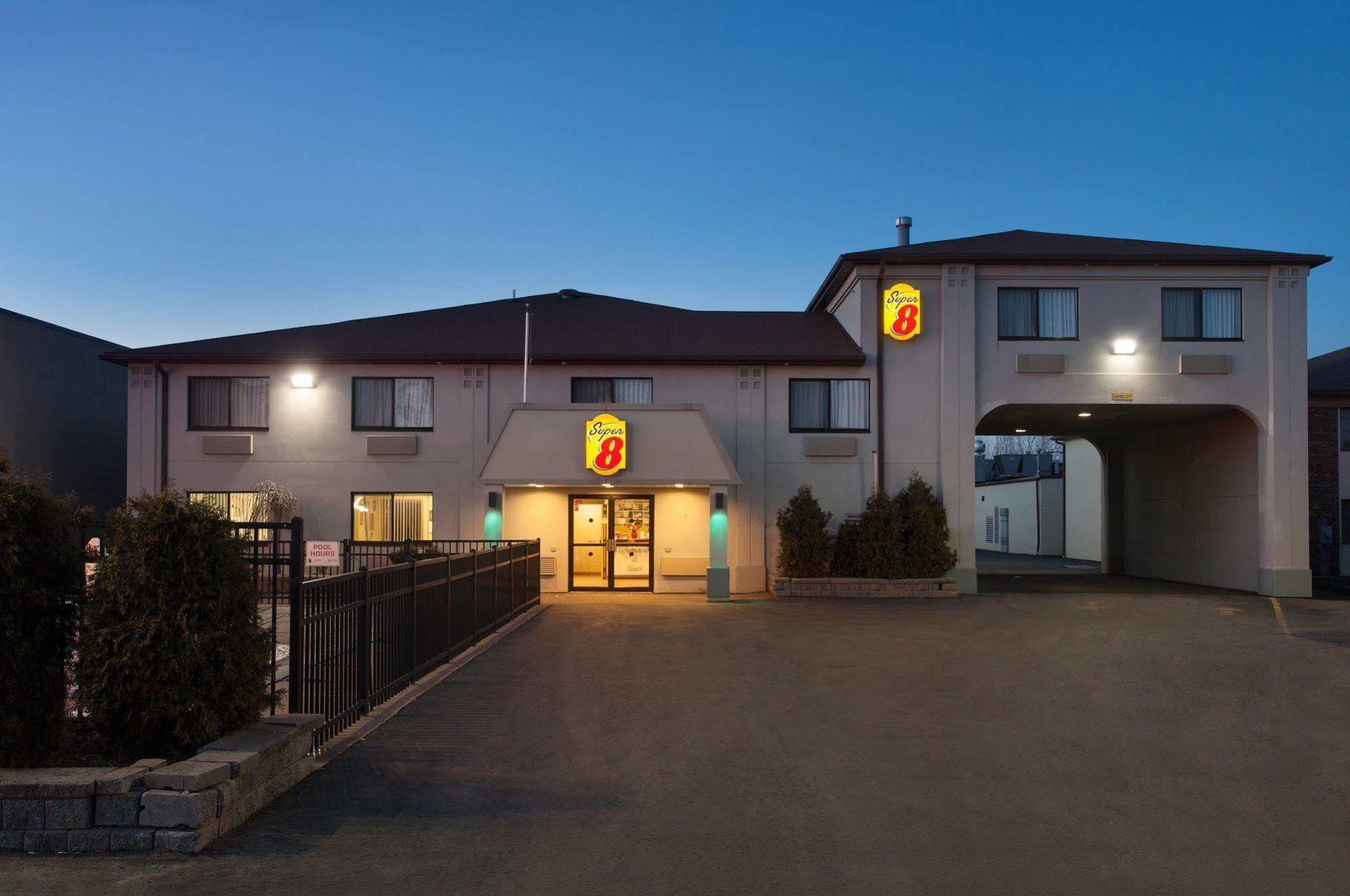 Super 8 By Wyndham Niagara Falls Exterior photo